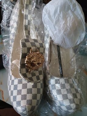 Checkerboard Print Women’s Pumps with Gold Lion Accent - Cream/Black